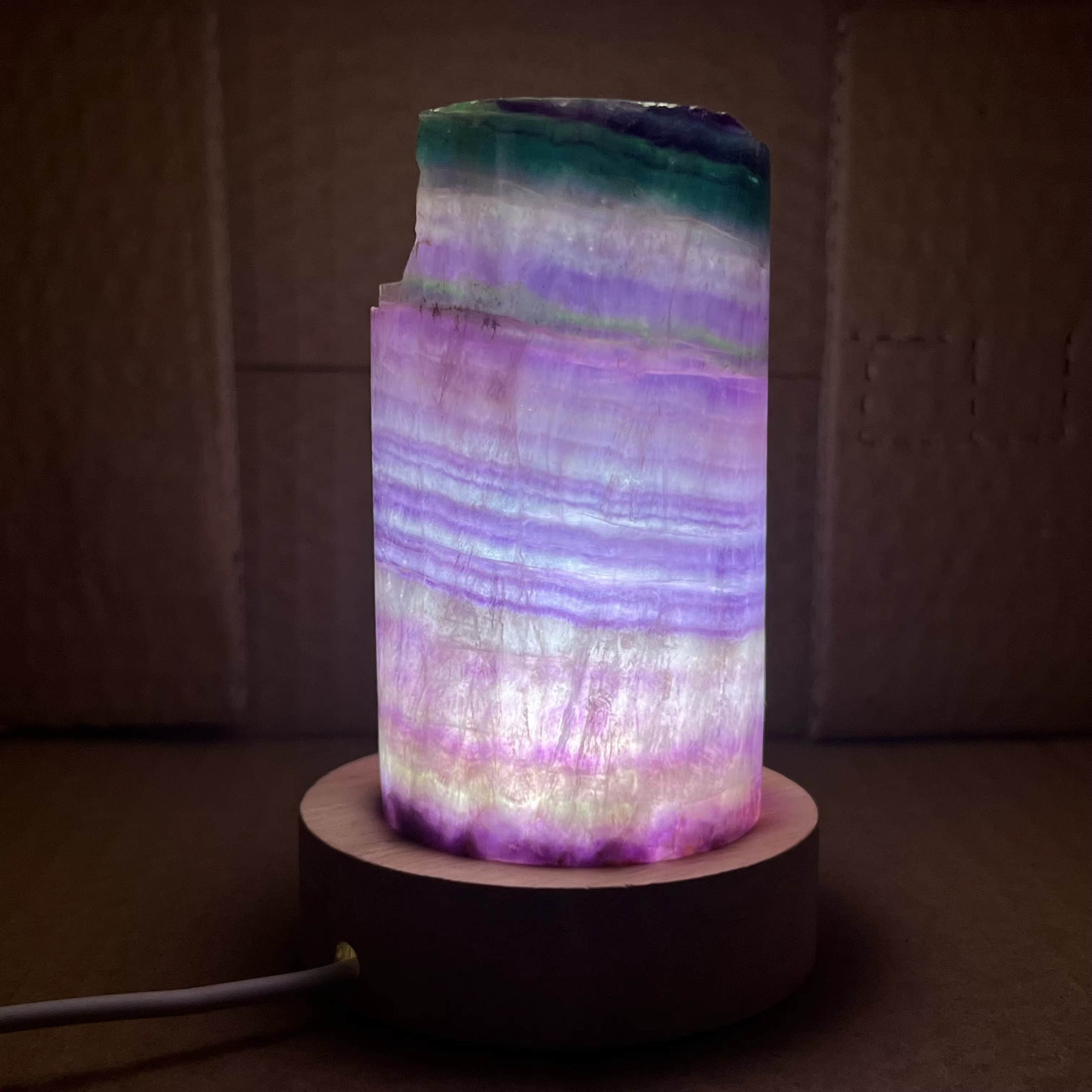Lampe en Fluorite Arc-en-ciel Naturelle – Élégance Minérale & Énergie Lumineuse