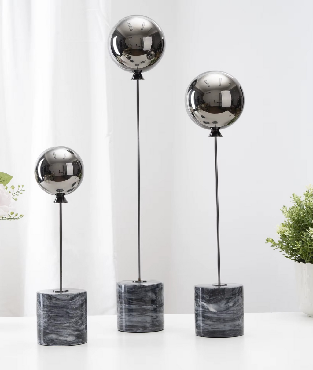 Sculpture de Ballon sur Base en Marbre Naturel – Légèreté Capturée, Élégance Sculptée