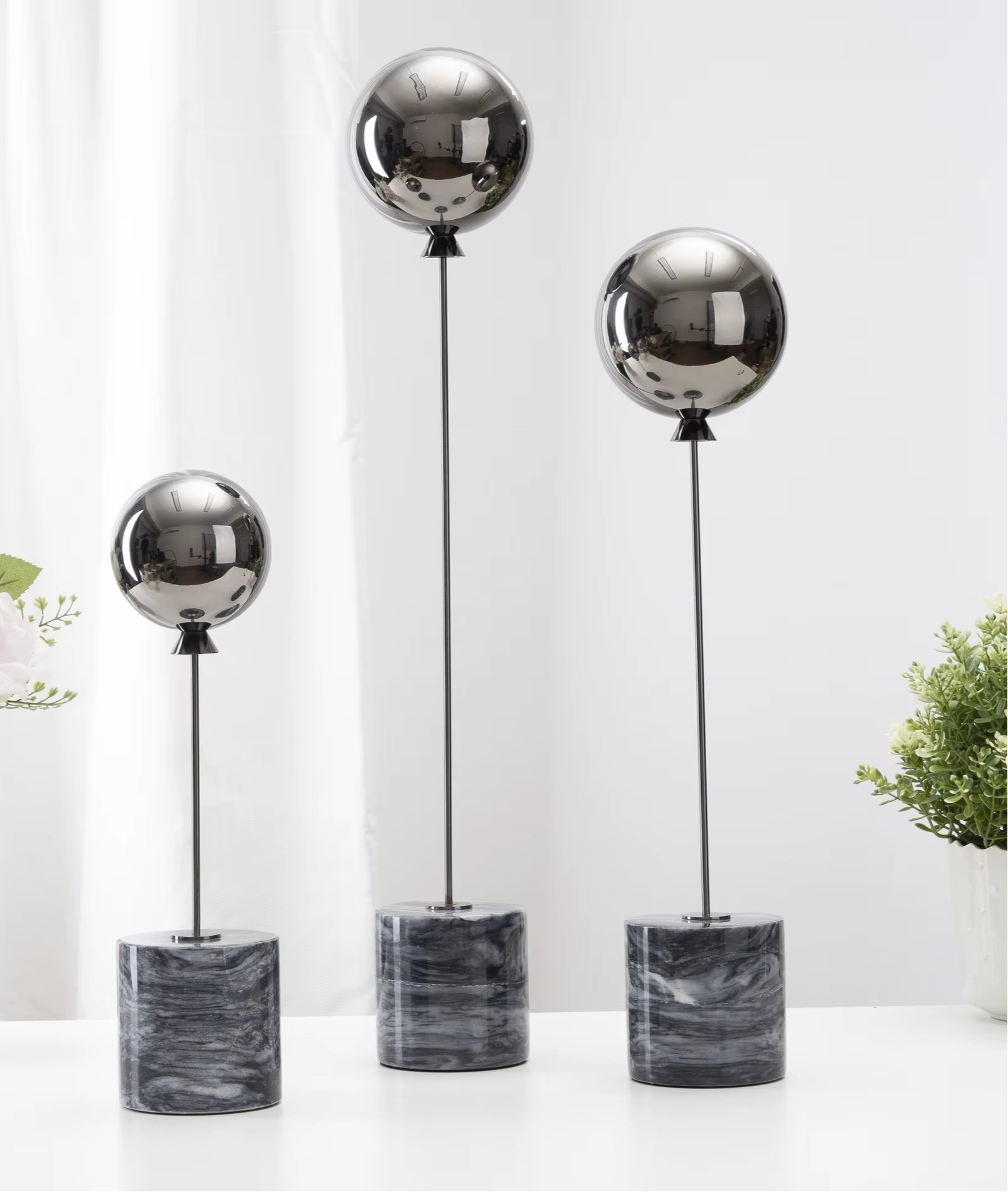 Sculpture de Ballon sur Base en Marbre Naturel – Légèreté Capturée, Élégance Sculptée