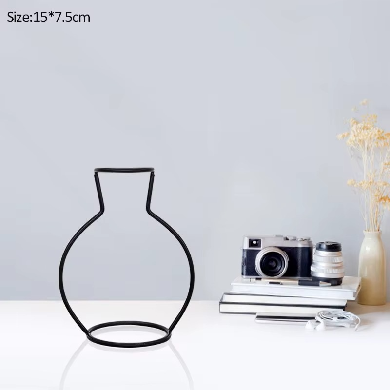 Vase en Fer Rétro – Élégance Sculpturale au Cœur de Votre Décor