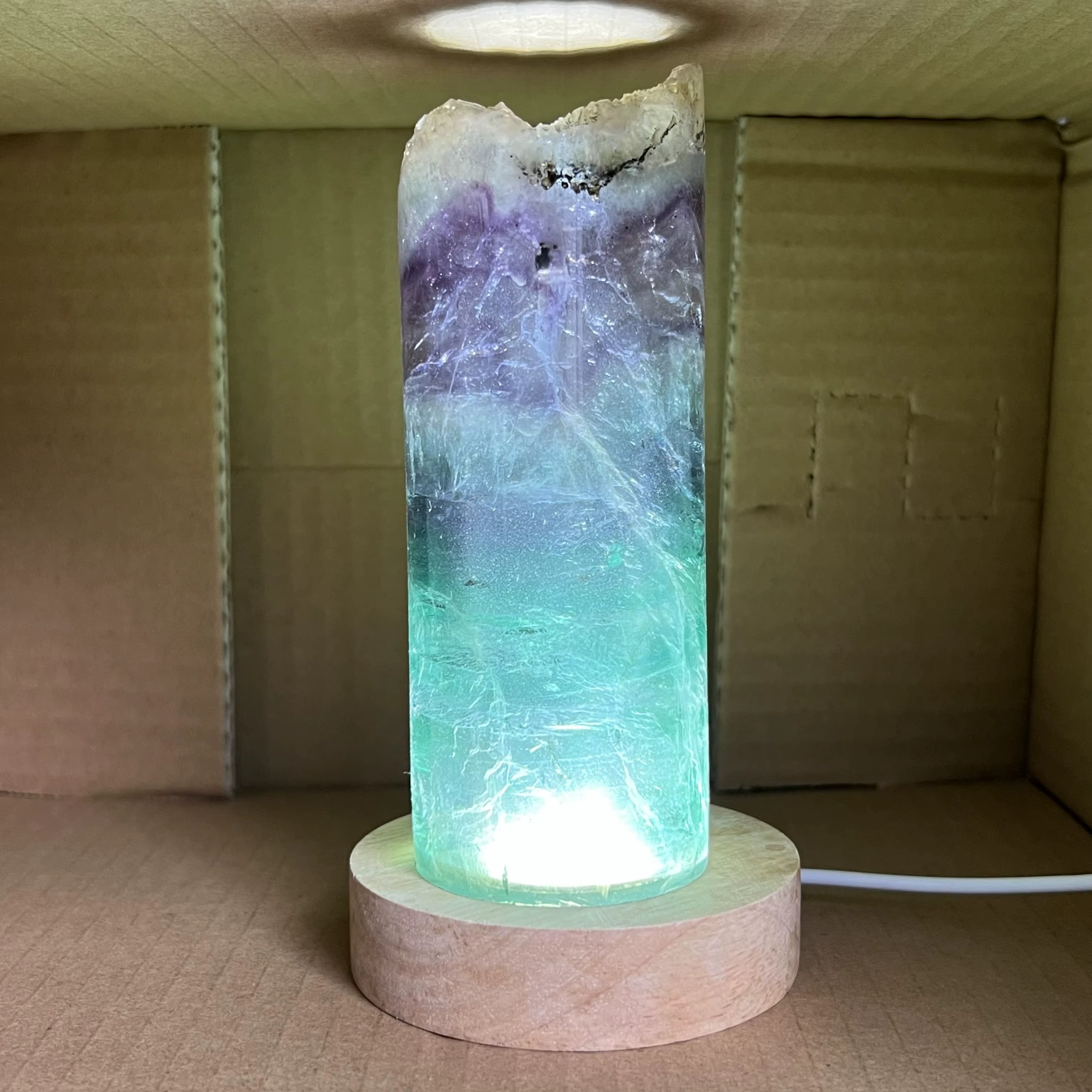 Lampe en Fluorite Arc-en-ciel Naturelle – Élégance Minérale & Énergie Lumineuse