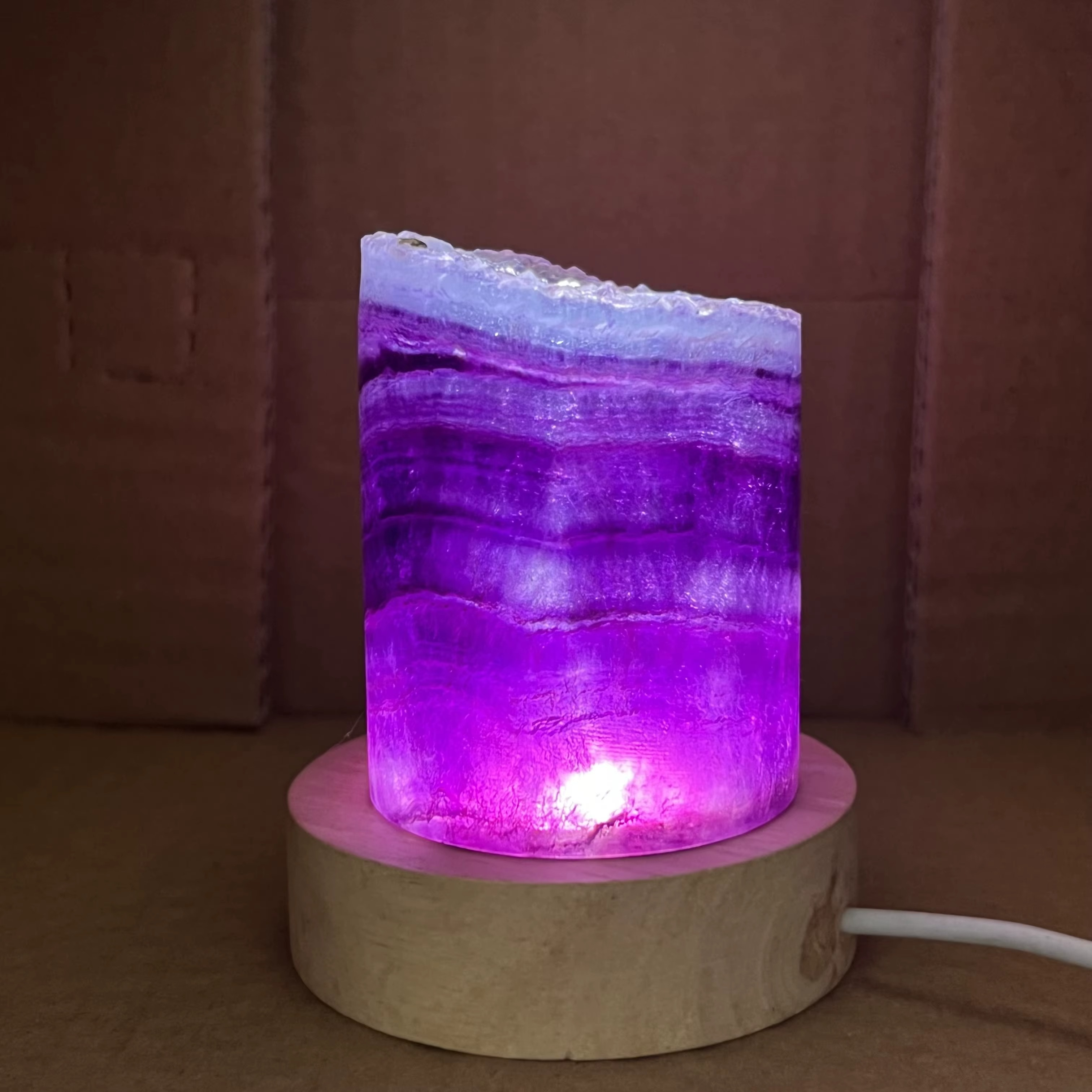 Lampe en Fluorite Arc-en-ciel Naturelle – Élégance Minérale & Énergie Lumineuse