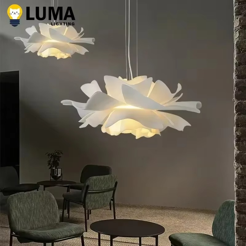 Lustre Moderne en Acrylique Crème – Éclosion Florale Lumineuse