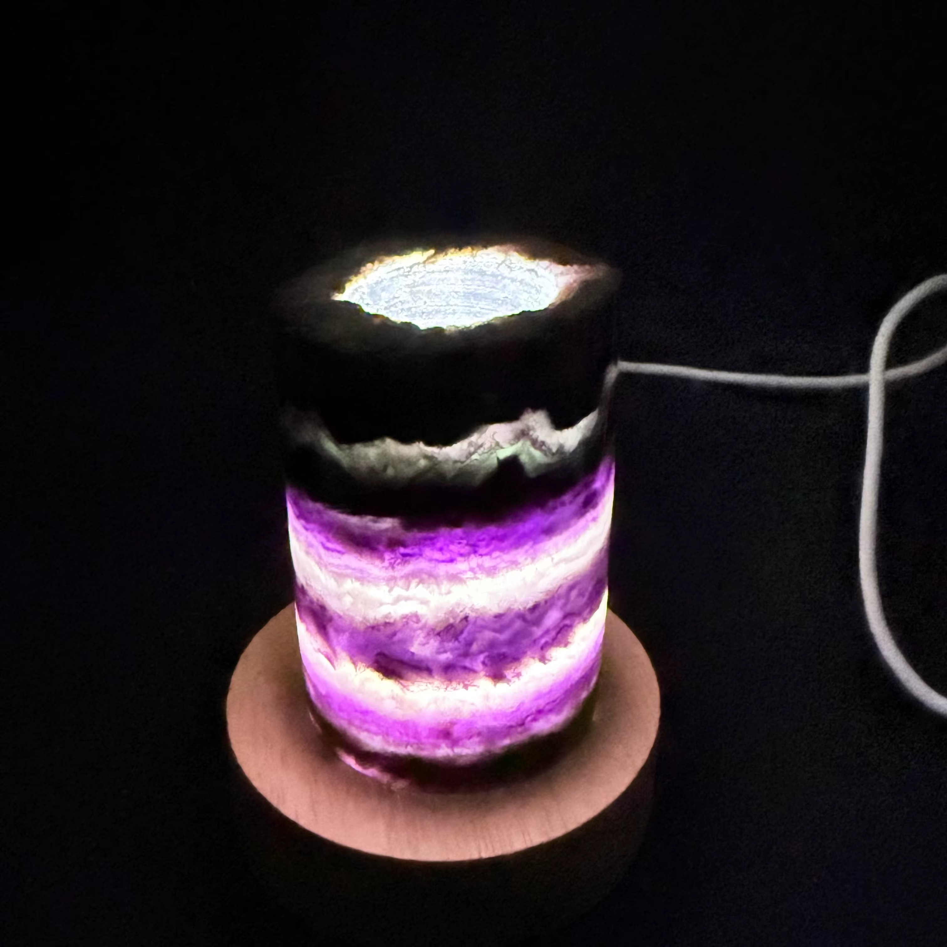 Lampe en Fluorite Arc-en-ciel Naturelle – Élégance Minérale & Énergie Lumineuse