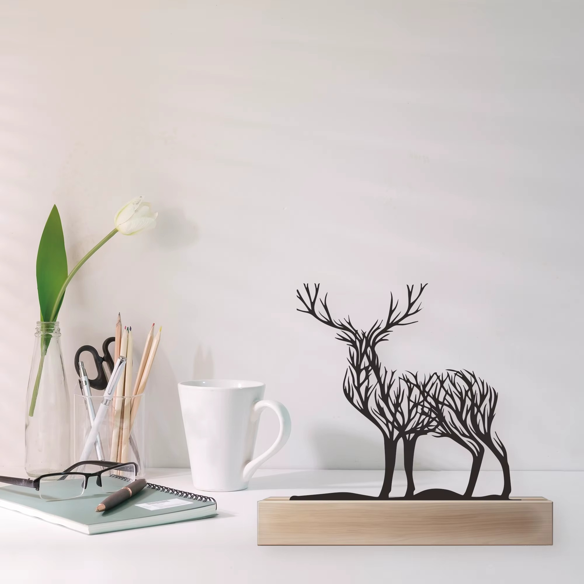 Statue Minimaliste en Fer – Cerf avec Base en Bois