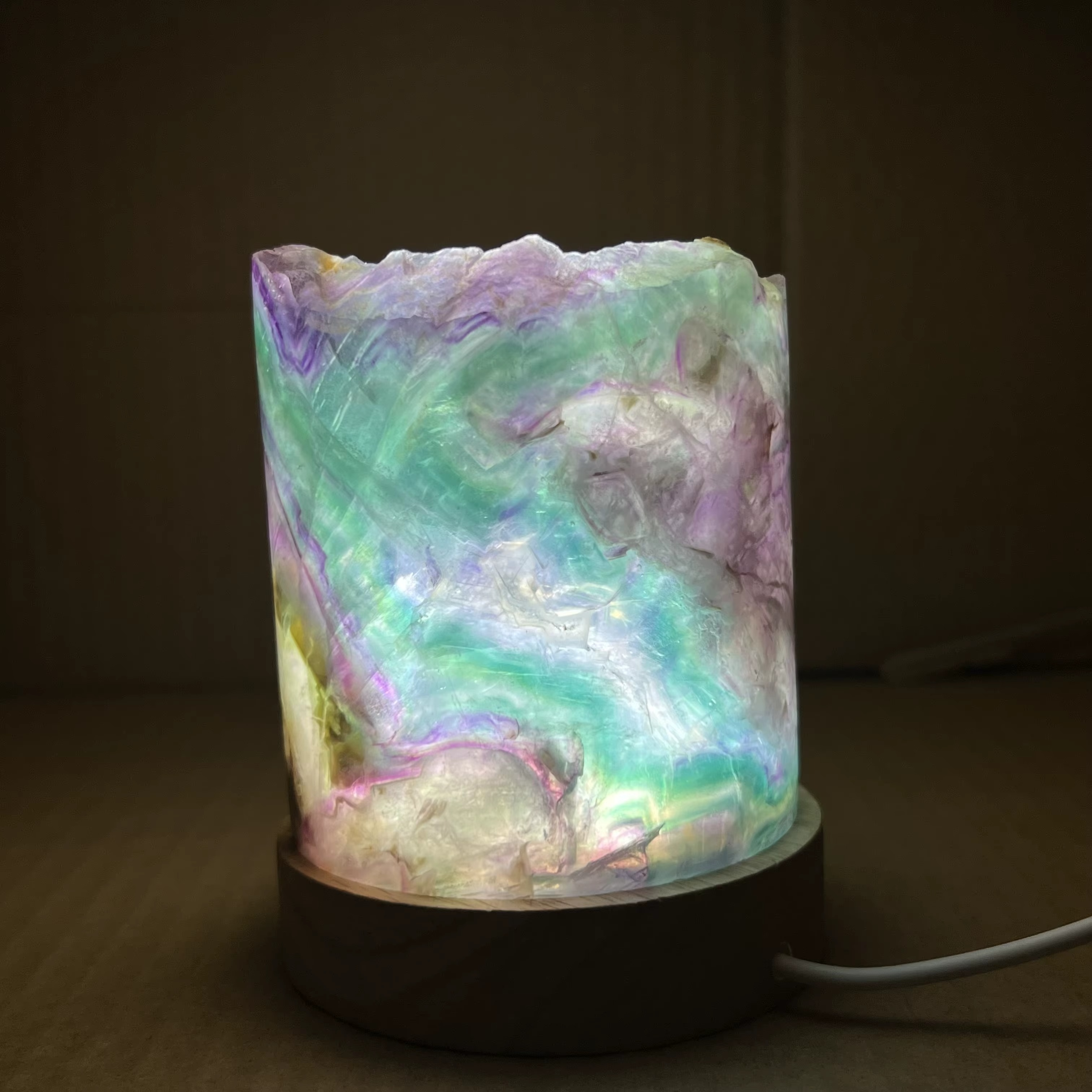 Lampe en Fluorite Arc-en-ciel Naturelle – Élégance Minérale & Énergie Lumineuse