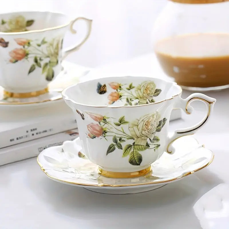 Élégance Classique – Tasse à Café et Soucoupe en Porcelaine d’Os | Motif Floral