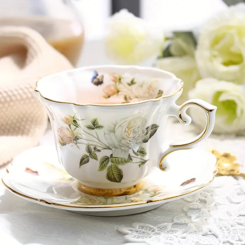 Élégance Classique – Tasse à Café et Soucoupe en Porcelaine d’Os | Motif Floral