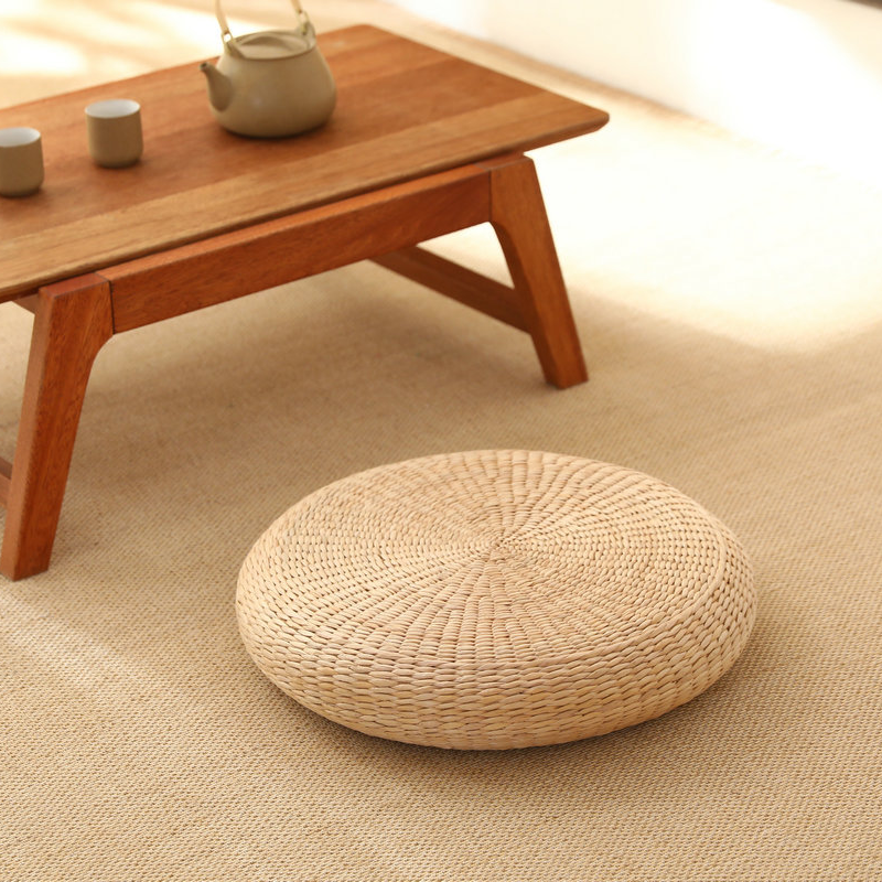 Rundes Kissen im japanischen Stil aus Naturstroh – Eleganz und Ruhe