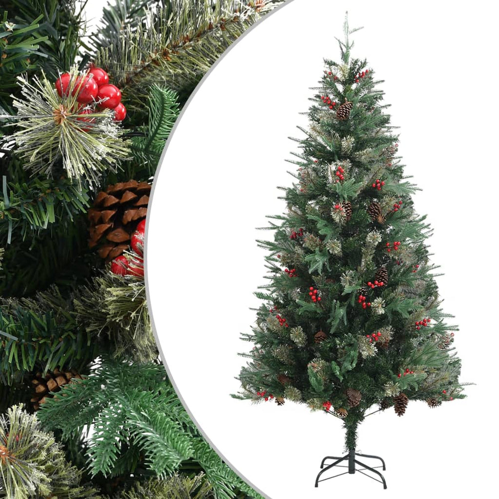 Sapin de Noël vert décoré de pommes de pin et baies rouges