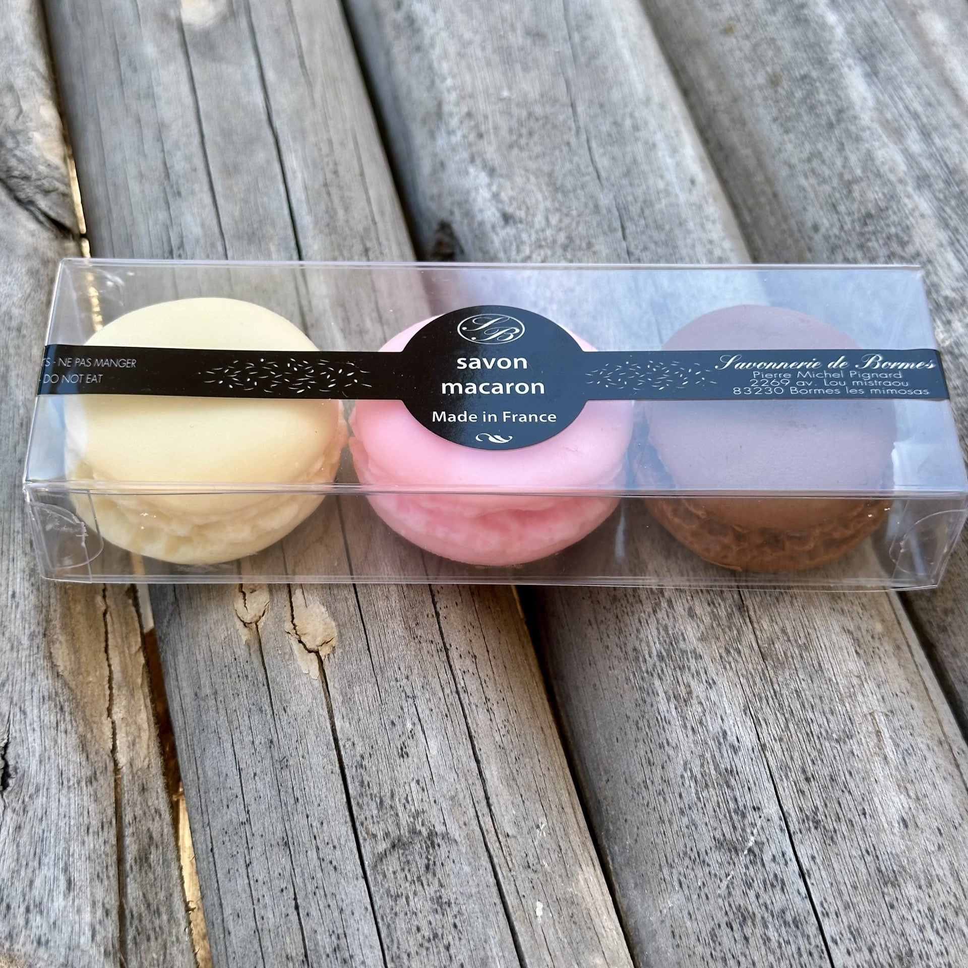 Coffret 3 PETITS SAVONS MACARONS VANILLE FRAMBOISE CHOCOLAT - Savonnerie de bornes